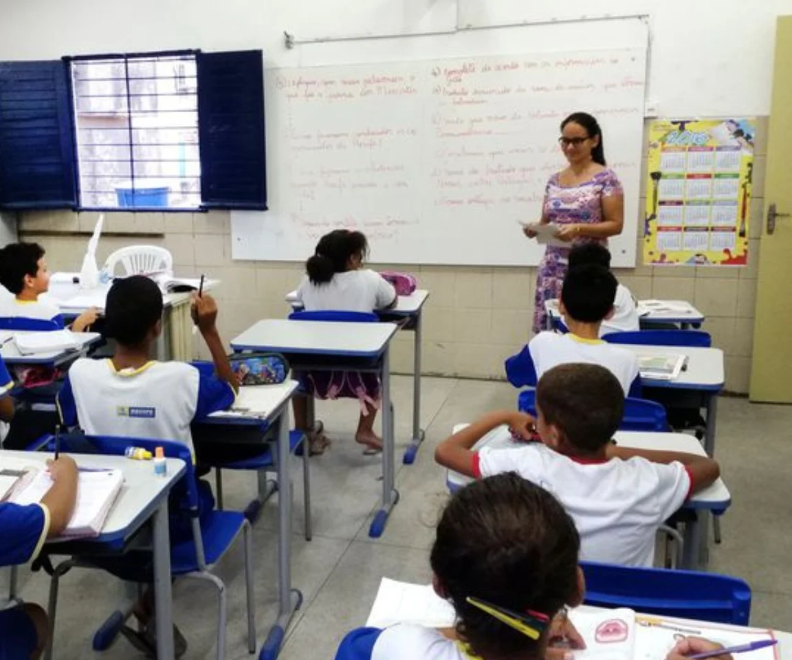 Quando a crise é projeto: a educação brasileira em disputa
