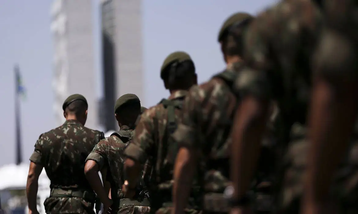 Sem atualização na lei, Congresso mantém brechas para candidaturas militares