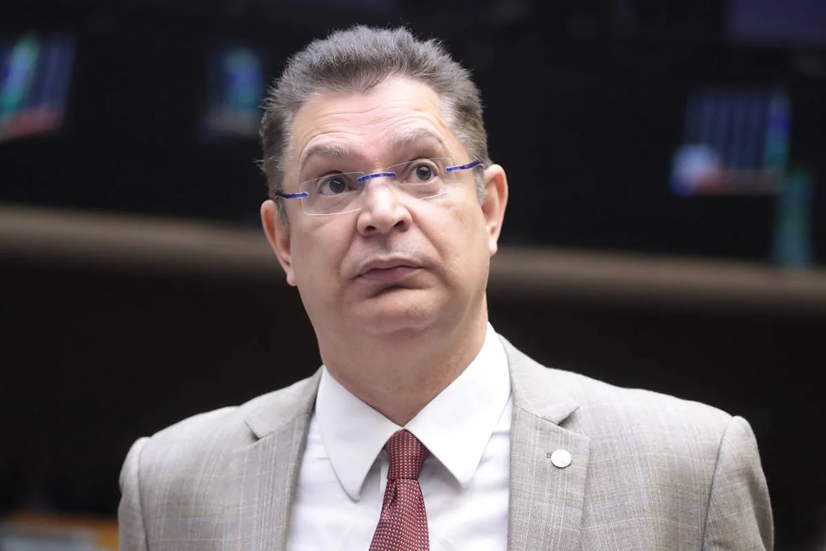 PF aponta contradições em versão de Sóstenes