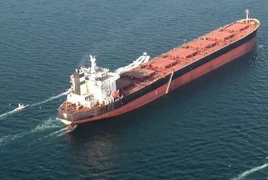 Petróleo dispara e ultrapassa US$ 95 com escalada da guerra entre EUA e Irã