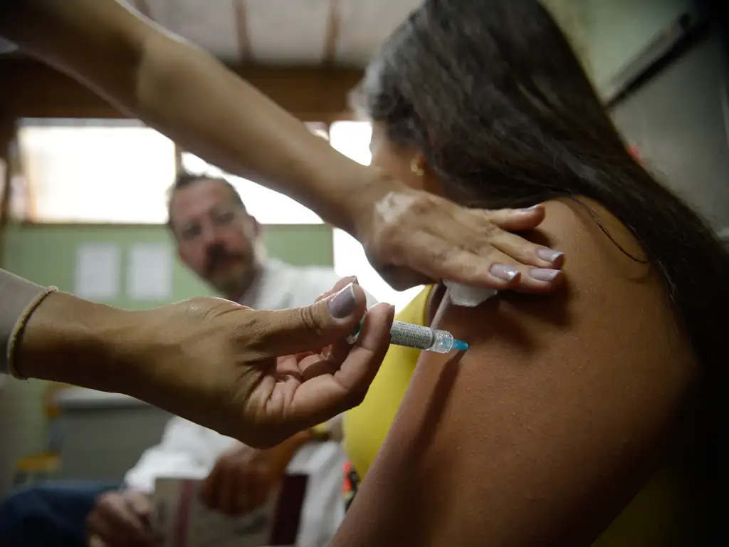 O que fazer se você tomou a vacina da dengue do Butantan?