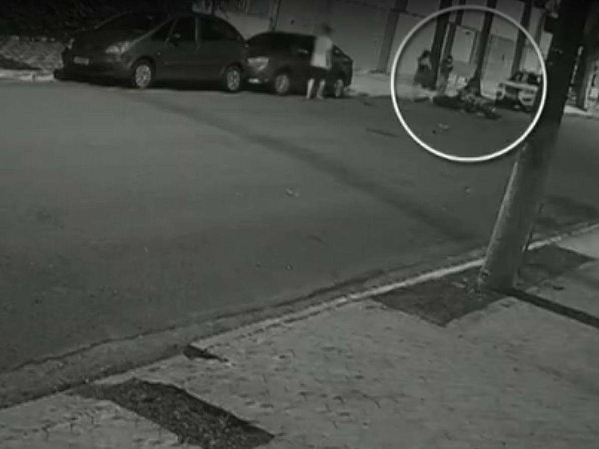 Adolescentes em moto elétrica na contramão se chocam com carro no litoral de SP e ficam feridos; VÍDEO