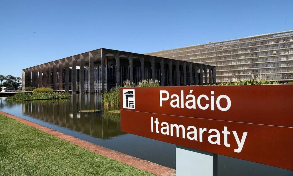 Itamaraty barra enviados de Trump e vê elo com ofensiva de Flávio contra urnas