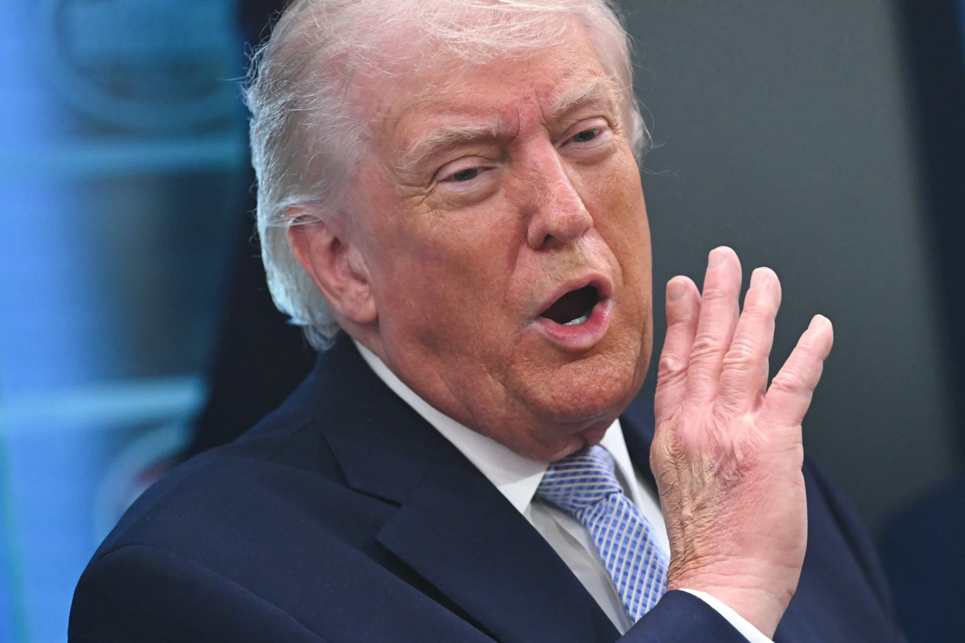Trump diz que conversas continuam, mas que Irã não pode chantagear EUA