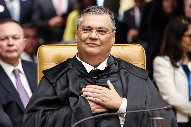 Chefe da campanha de Flávio Bolsonaro critica proposta de Dino publicada no ICL; Gleisi elogia