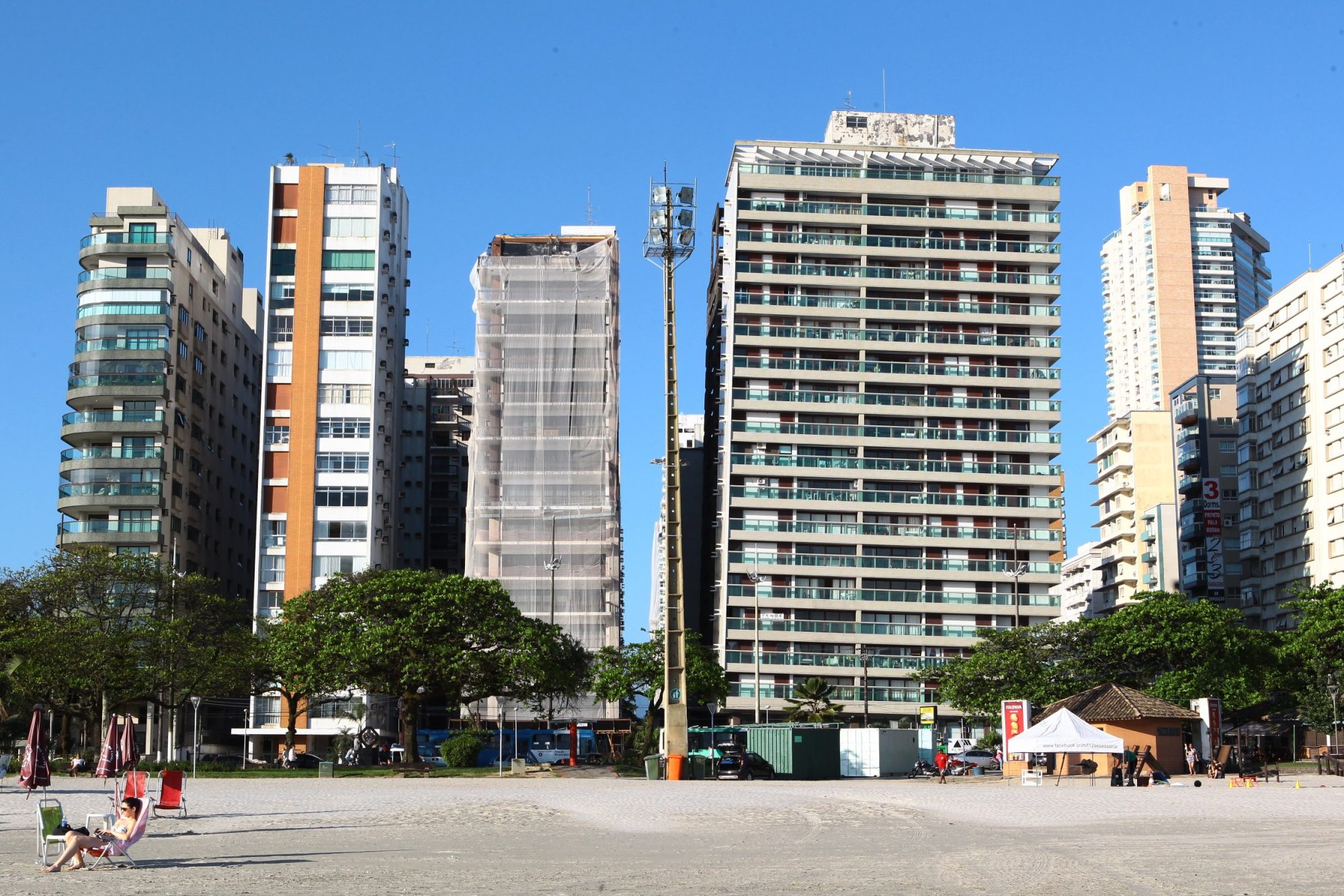 Como é viver nos prédios tortos de Santos? Manutenção é desafio