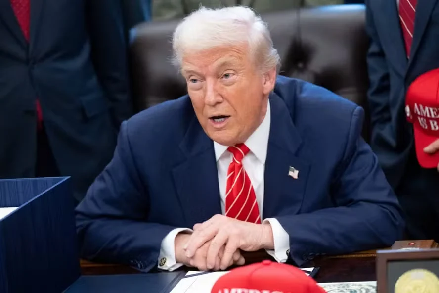 Trump suspende operação no Estreito de Ormuz para concluir acordo com o Irã