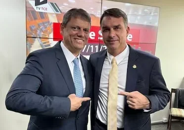 Flávio faz ato de pré-campanha com Tarcísio e diz que ele será presidente ‘um dia’
