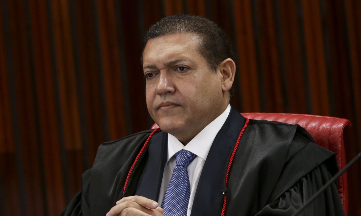 Nunes Marques utilizou avião de advogado de Cláudio Castro que atua no TSE, diz jornal