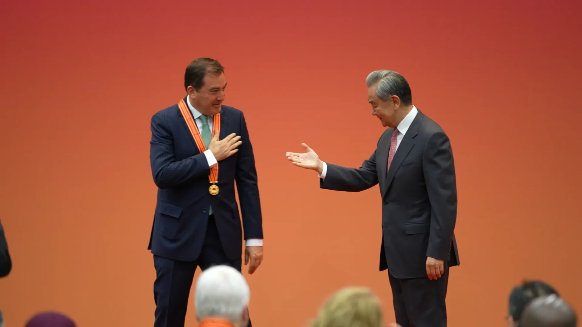 China inaugura medalha para diplomatas com latinos premiados