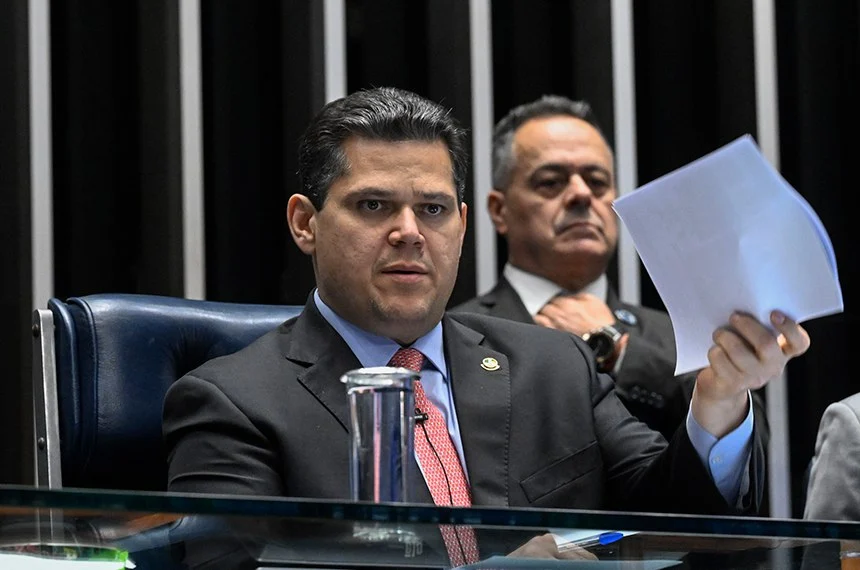 Empresários adiamento fim da 6×1; Alcolumbre evita