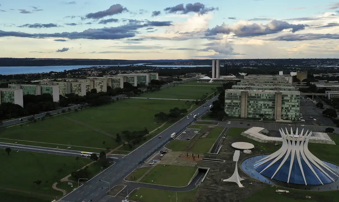 Governo bloqueia R$ 4,6 bilhões em emendas