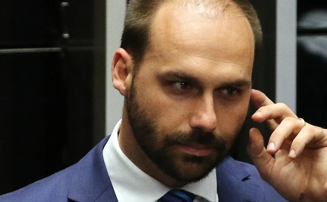 Operador do fundo que recebeu dinheiro de Vorcaro comprou casa onde vive Eduardo Bolsonaro