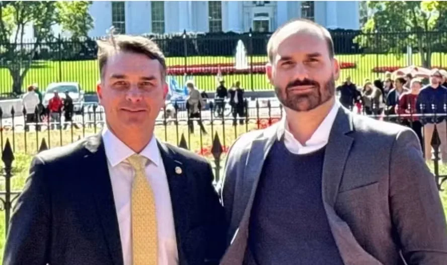 Eduardo Bolsonaro atua nos bastidores da campanha de Flávio