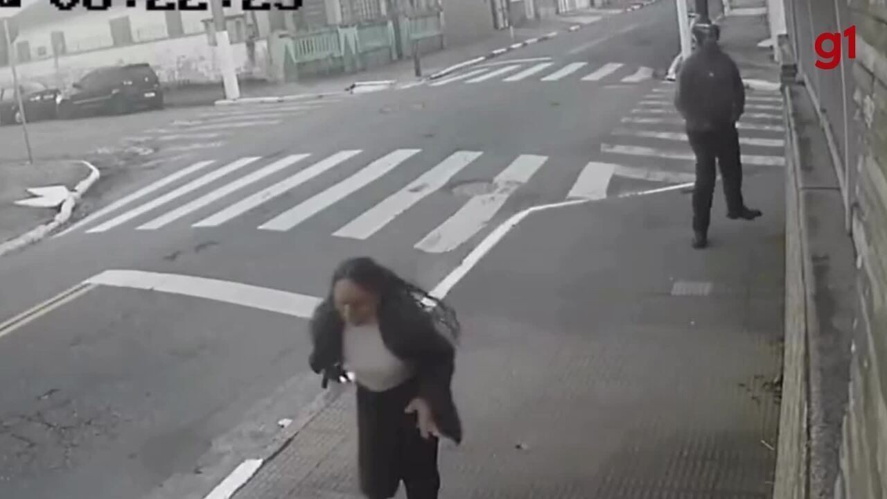 Vídeo mostra mulher fugindo de suspeito que fingiu estar armado