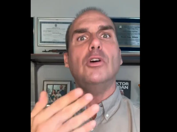 Aflito com repercussão, Eduardo Bolsonaro tenta desmentir o que falou sobre o Pix e o Zelle