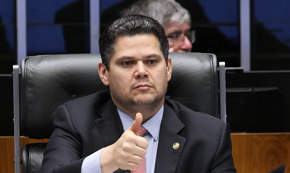 Alcolumbre pede calma para fim da escala 6×1, mas acelera PL do Estuprador