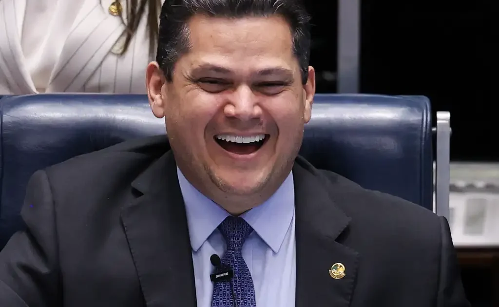 Alcolumbre segura votação do fim da escala 6×1