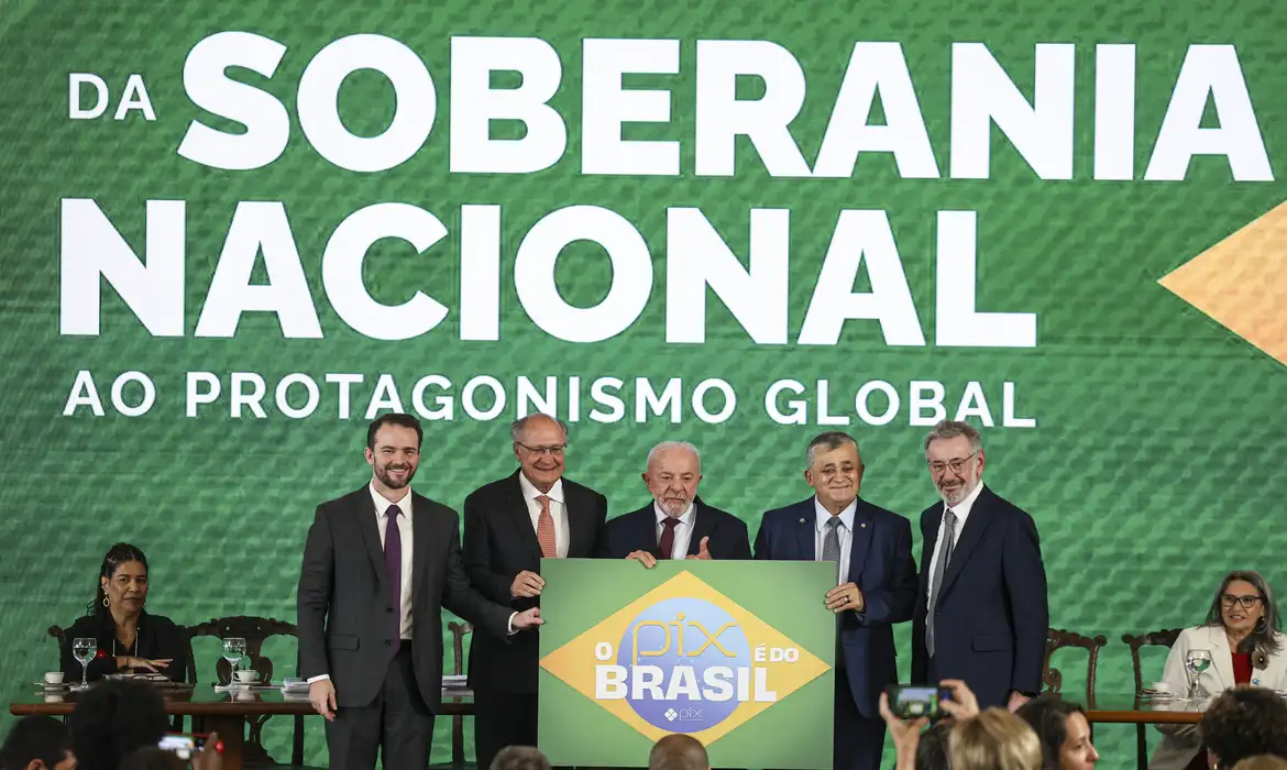 ‘Brasil não abaixa a cabeça’, diz Durigan ao defender Pix