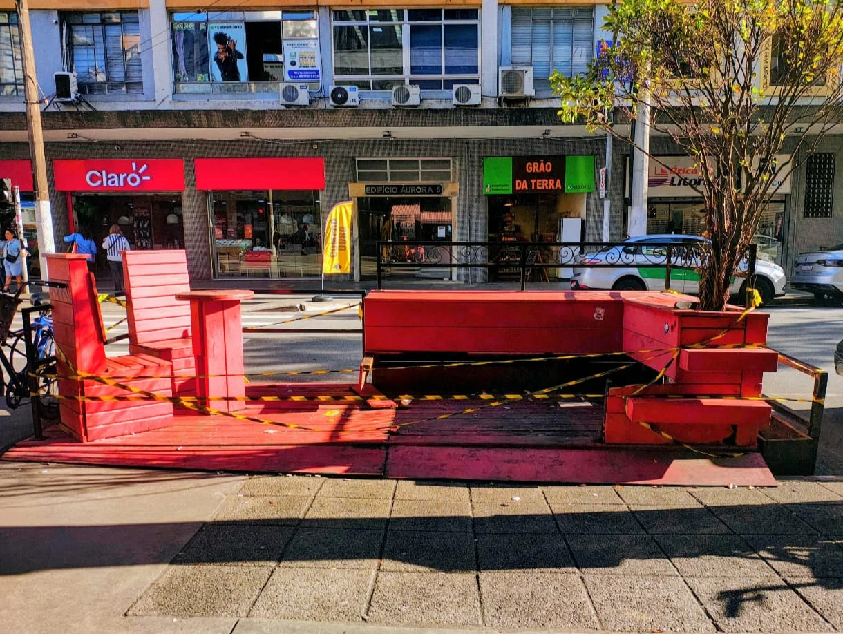 Campanha leva Banco Vermelho a Santos contra feminicídio
