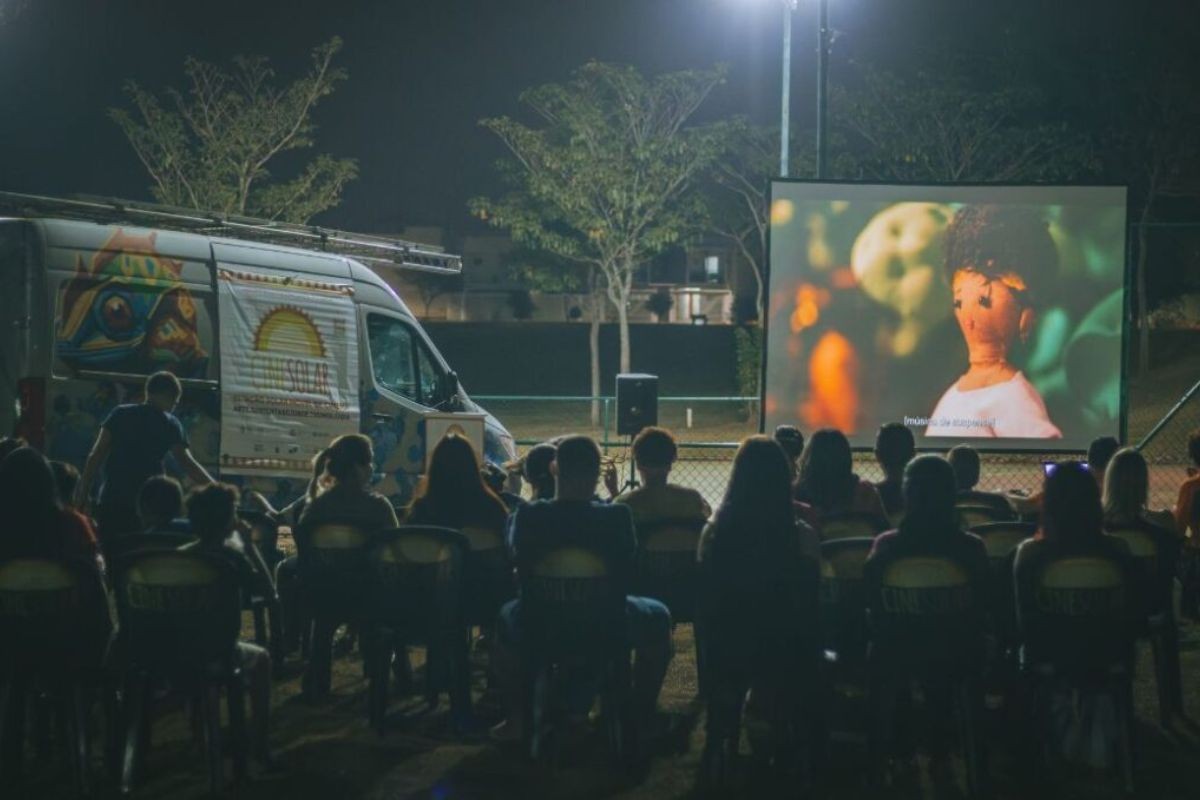 Cinema movido a energia solar chega à Baixada Santista