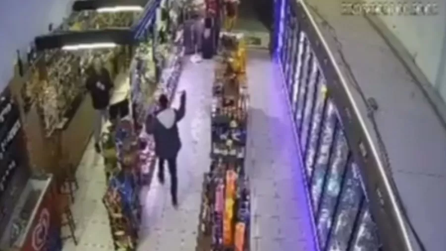 Cliente se irrita com preço de cerveja e tenta matar dono