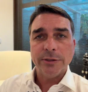 Com ajuda da imprensa, Flávio Bolsonaro inunda noticiário com mentiras