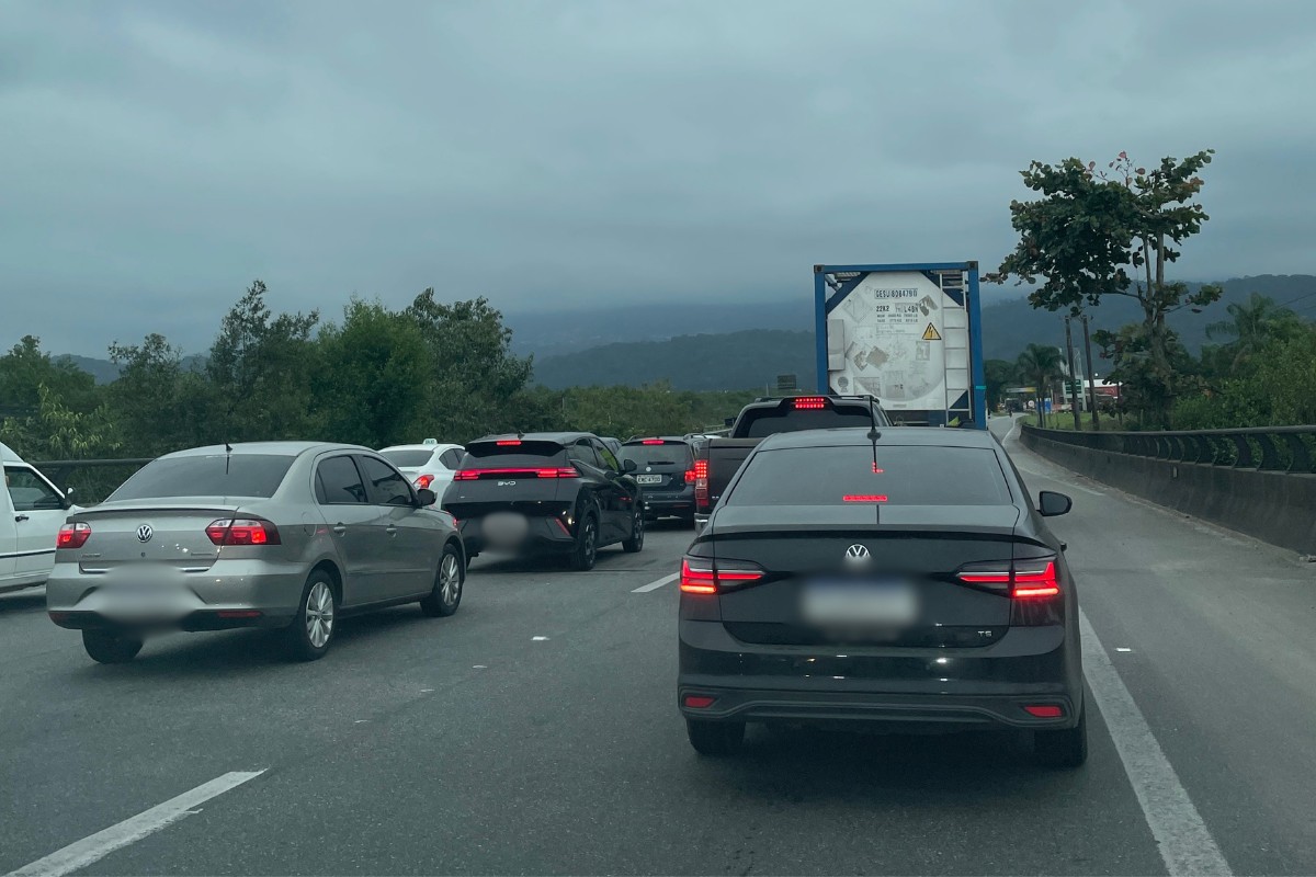 Congestionamento na Imigrantes e obras travam subida para São Paulo