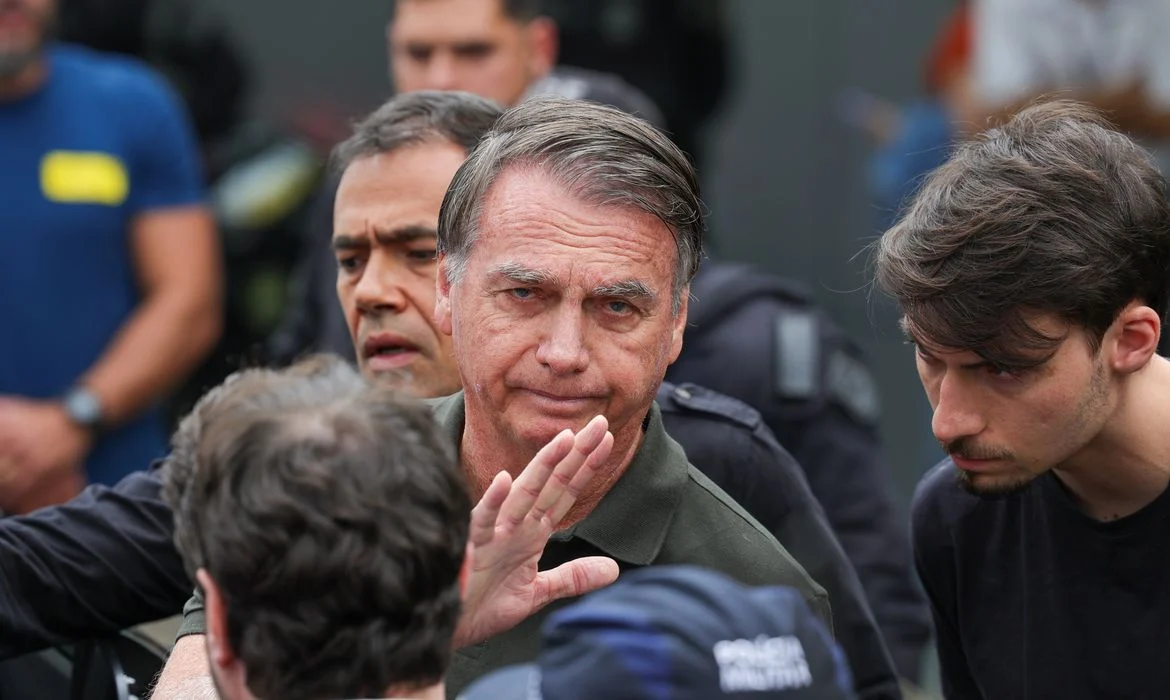 Delegado pede STF pra ouvir Bolsonaro sobre arma apreendida