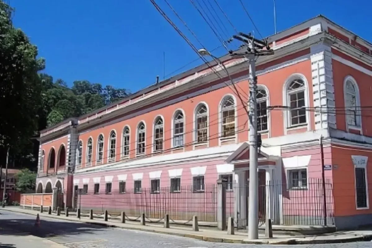 Disputa na Família Real vai à Justiça após príncipe ser impedido de entrar em palácio em Petrópolis