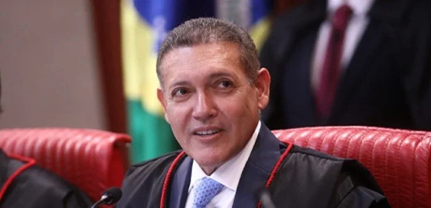 Flávio Bolsonaro caiu na pesquisa; Kassio derrubou a pesquisa