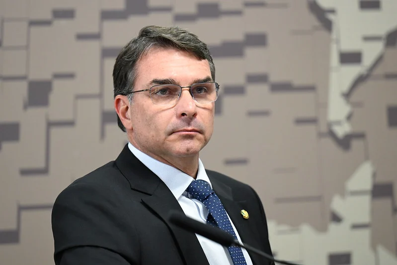 Flávio Bolsonaro cometeu calúnia contra Lula nas redes