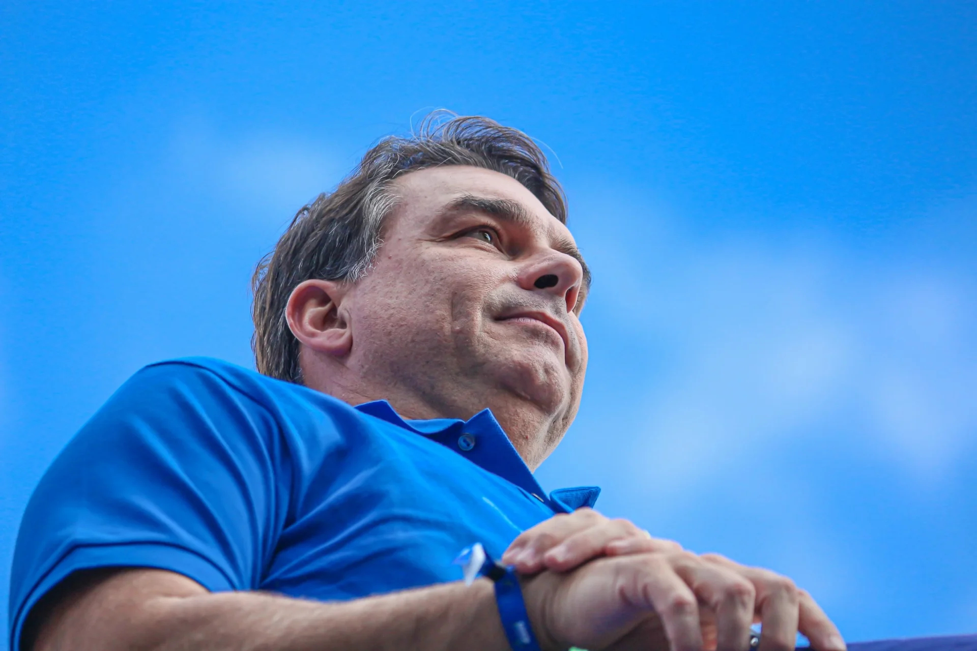 Flávio Bolsonaro discursa na Marcha para Jesus em meio a desgaste por Vorcaro e ‘Tariflávio’