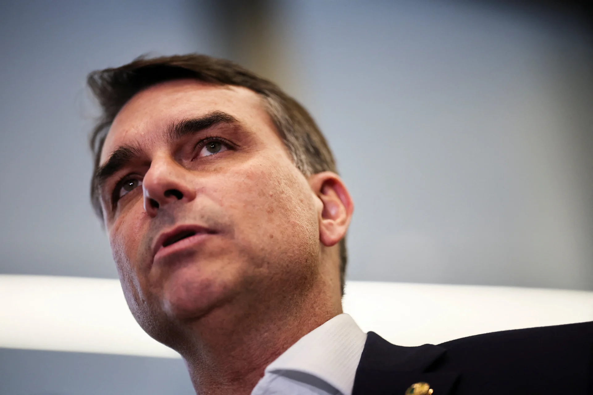 Flávio Bolsonaro tenta aproximação com imprensa