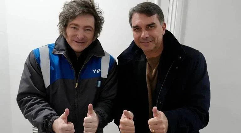 Flávio e Milei se encontram, ‘onda azul’ para o Brasil