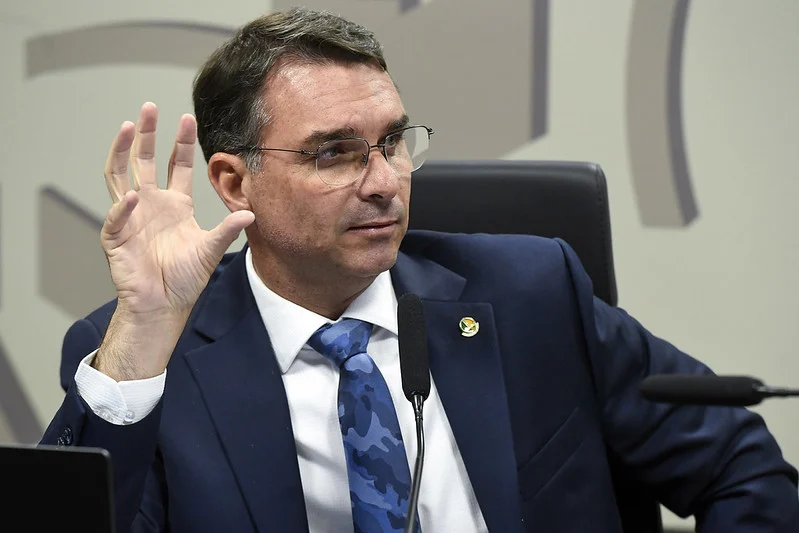 Flávio pede que Moraes não julgue caso Vorcaro e Dark Horse