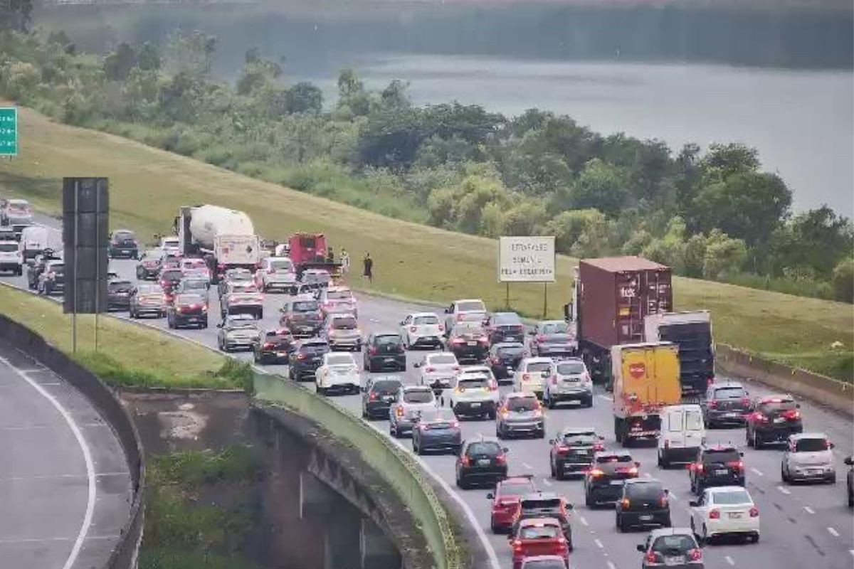 Fluxo intenso: 300 mil carros rumo à Baixada Santista