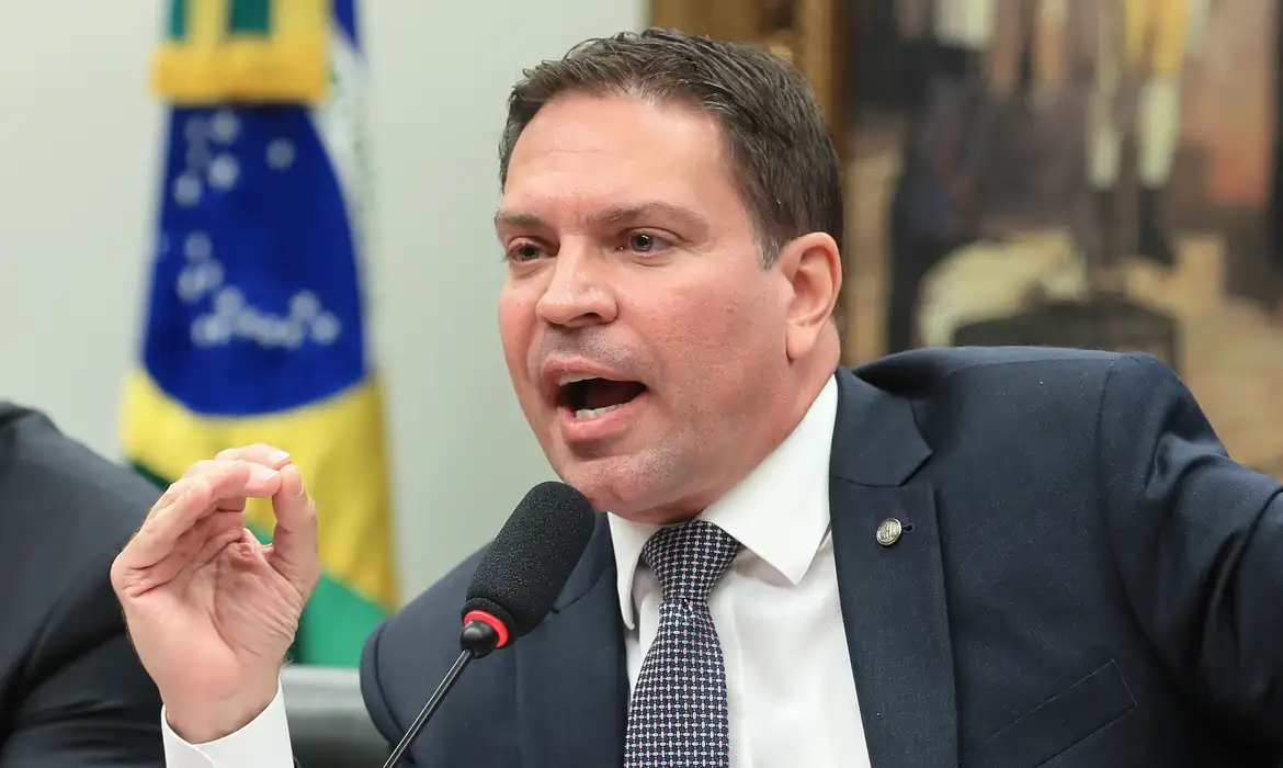 Foragido, Alexandre Ramagem abriu empresa nos EUA