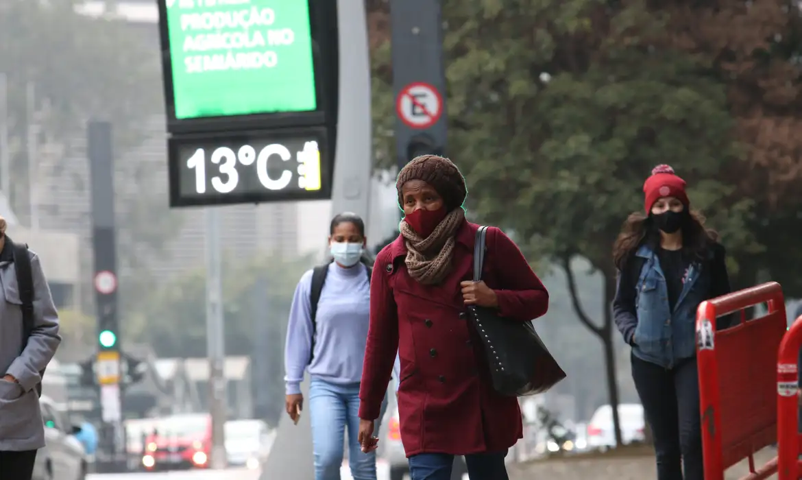 Frio persiste no Centro-Sul e chuva avança em várias regiões do país