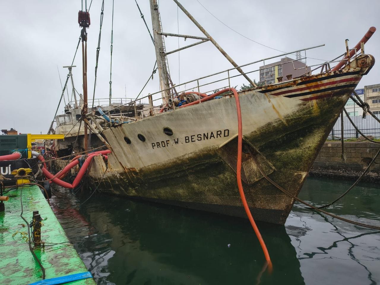 Futuro de navio histórico que afundou no Porto de Santos será definido