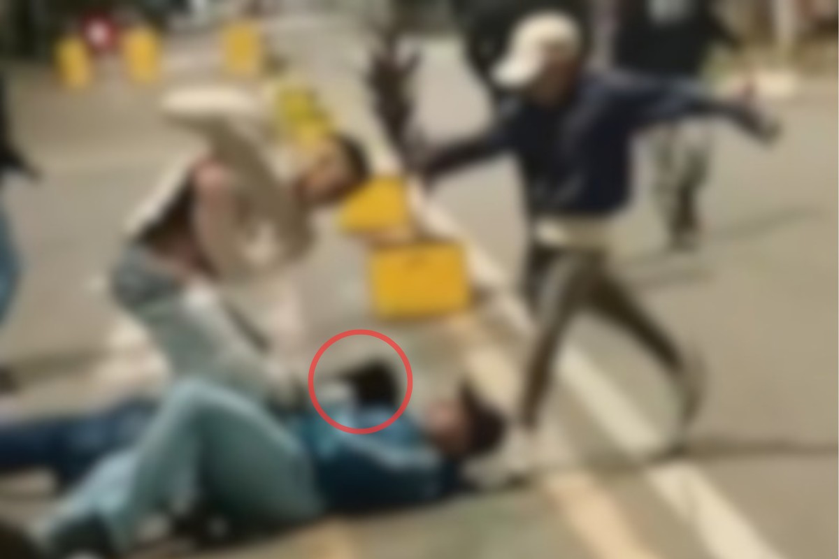Homem é espancado em praça no interior de SP e leva chute de menor durante agressões; VÍDEO