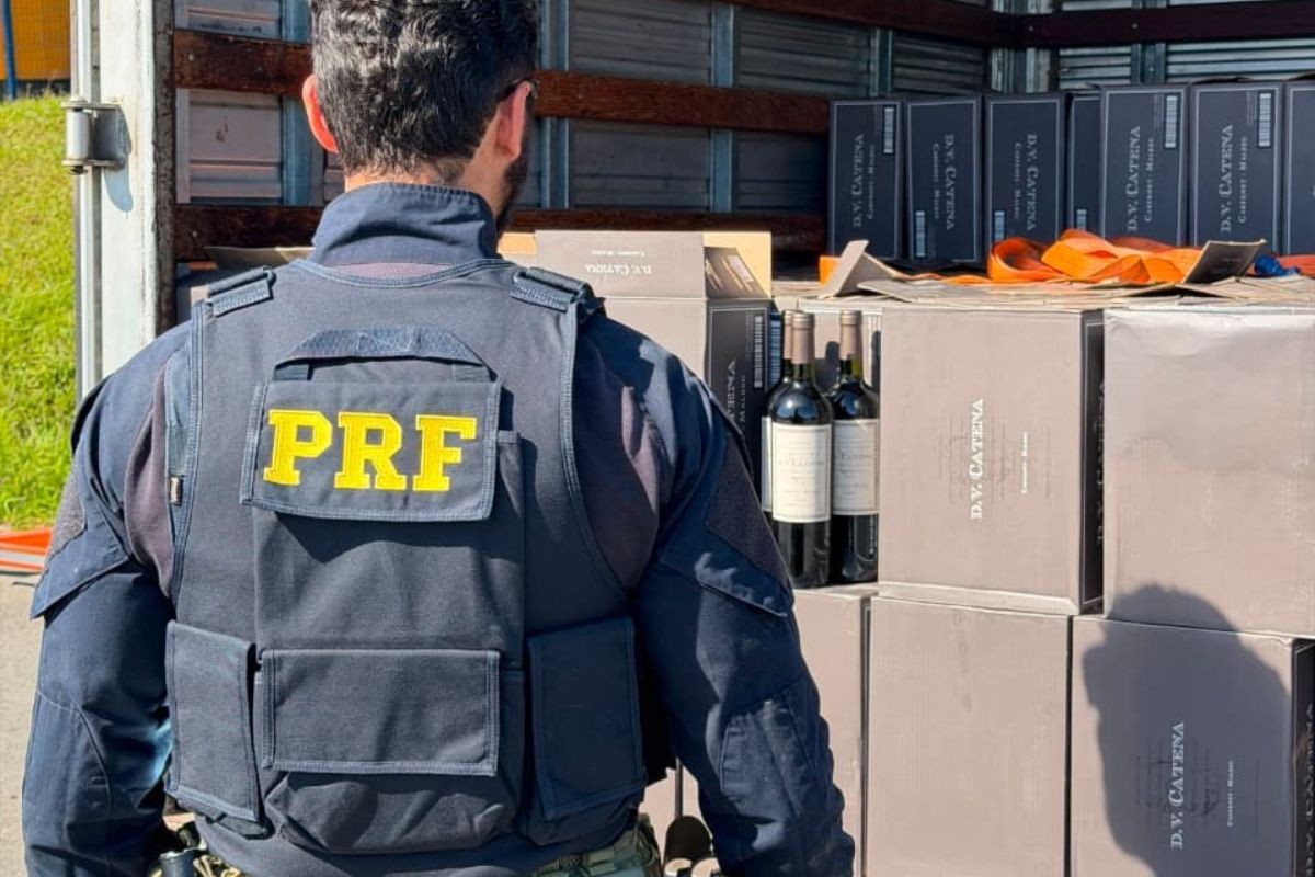Homem é preso com vinhos avaliados em R$ 600 mil e nota de suco de uva