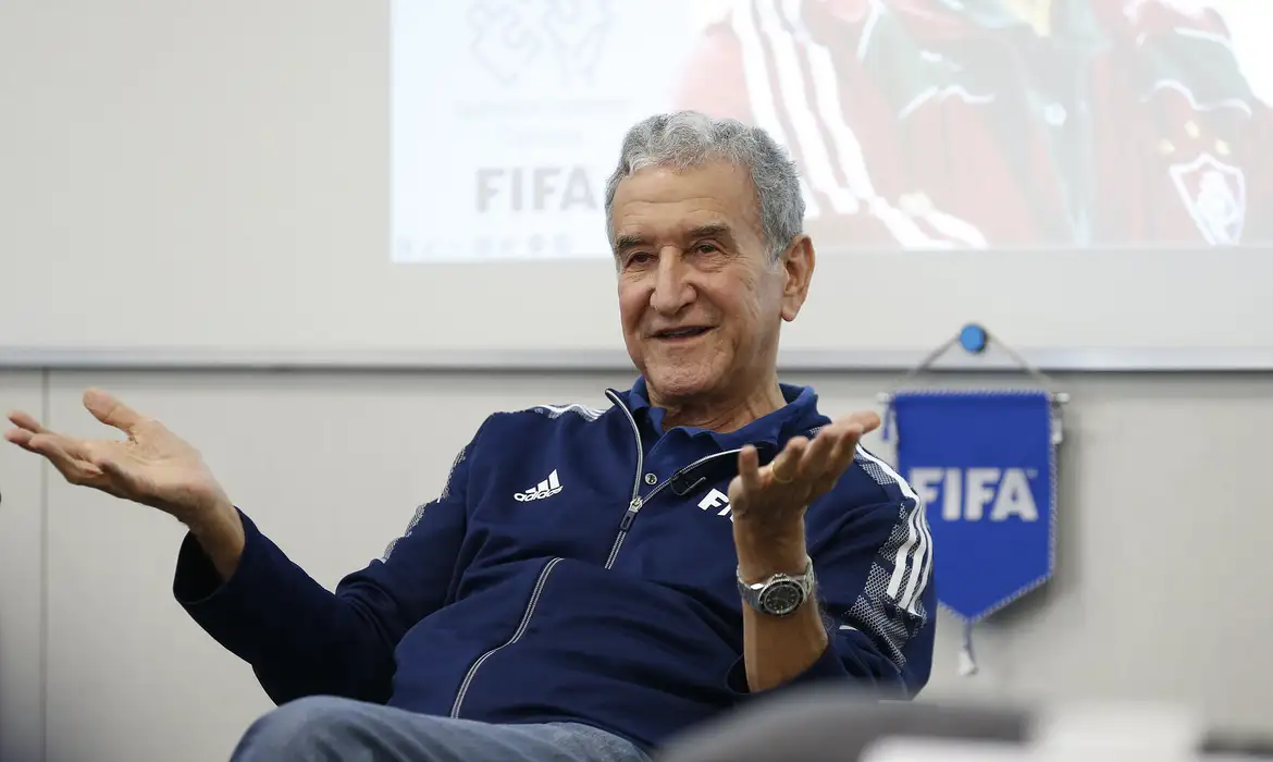 Internado, Parreira passa por cirurgia no Rio de Janeiro