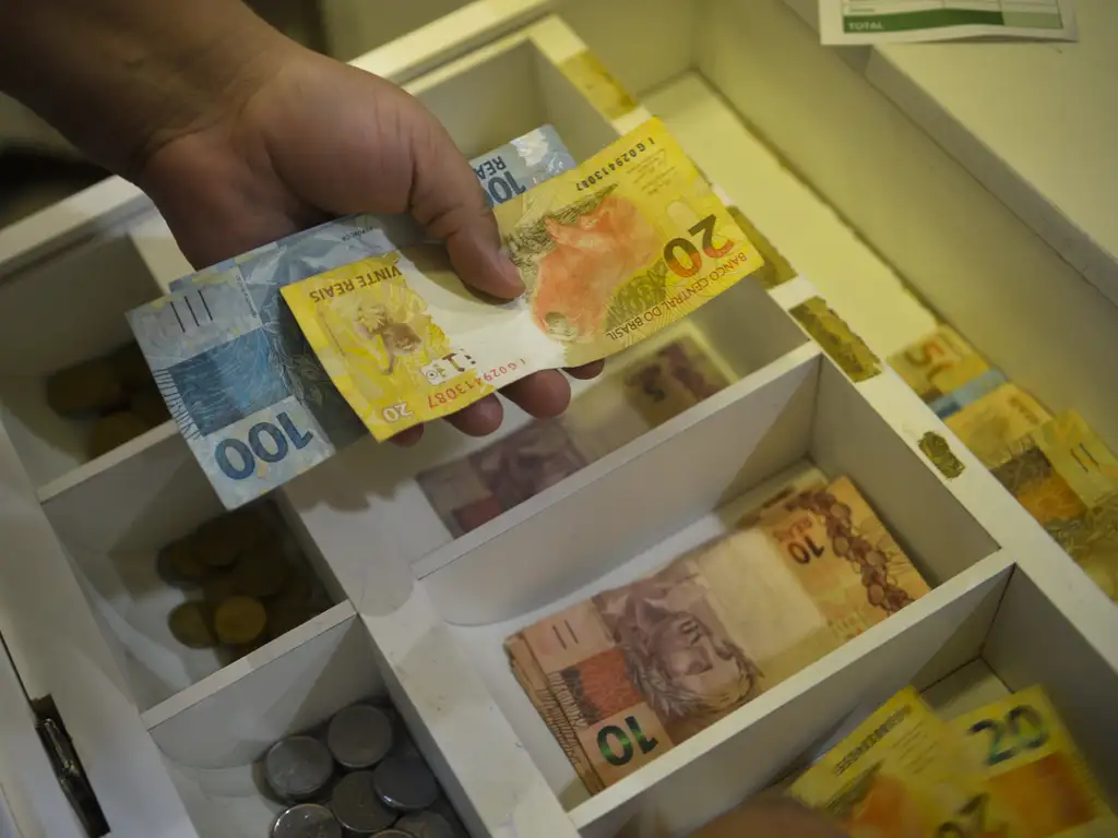 Juros caem pela terceira vez seguida e chegam a 14,25%