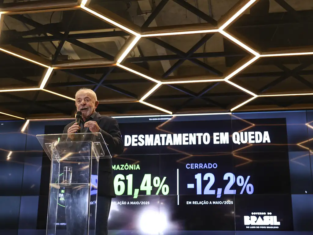 Lula anuncia queda do desmatamento e diz que EUA mentem