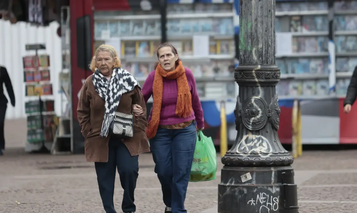 Massa de ar polar avança sobre o país e leva frio até para o Norte