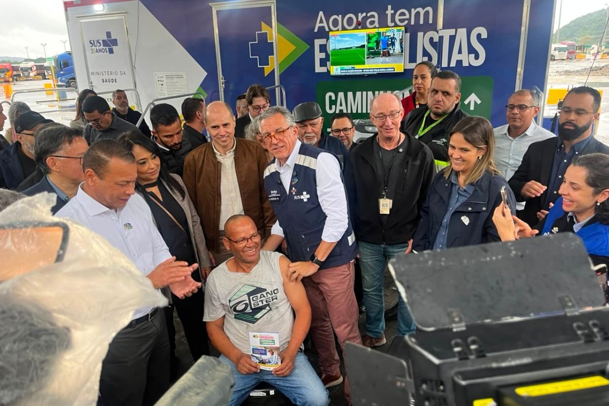 Ministro da Saúde lança unidade móvel para caminhoneiros em Cubatão