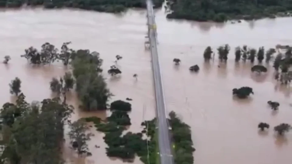 Ministro diz que governo reforçou prevenção a incêndios com possibilidade de Super El Niño