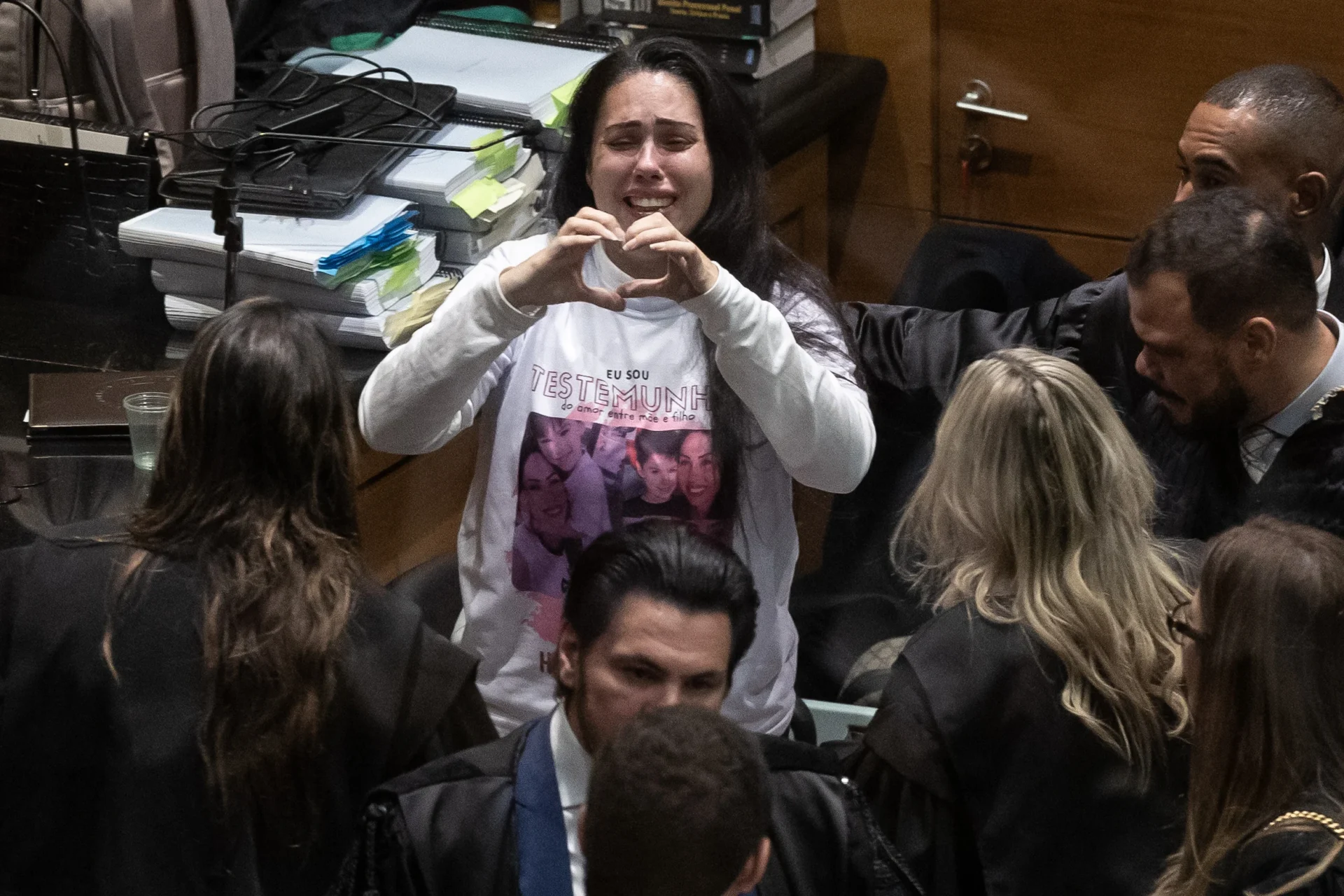 Monique Medeiros, mãe de Henry Borel, é solta após receber perdão em julgamento da morte do filho