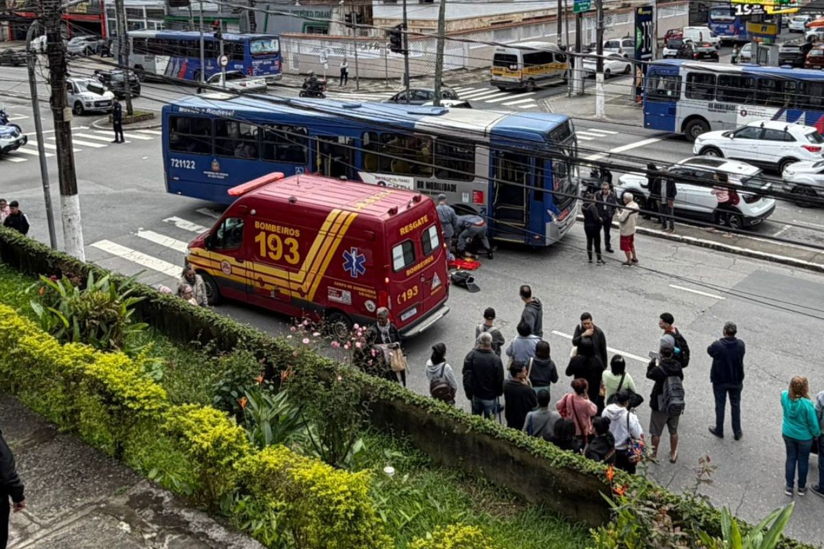 Mulher tem perna amputada após atropelamento por ônibus em SP
